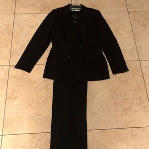 Women's Tahari Pants Suit - Size 6